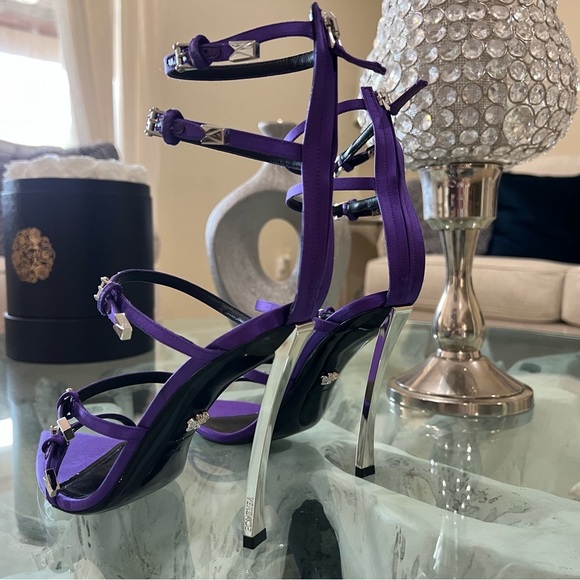 Authentic NIB Versace Pin-Point Leather Sandal Women's - Picture 13 of 15